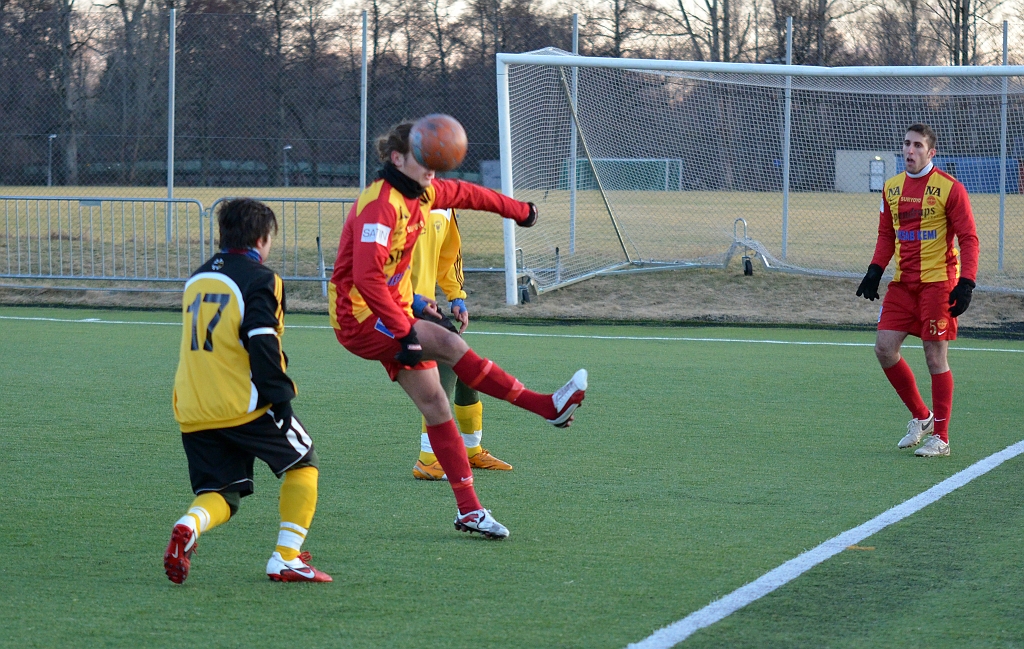 2012_0225_20.JPG - Bewar Mohammad pressar mot Syrianska backen