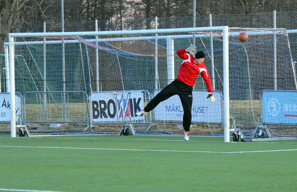 2012_0225_21.JPG - Brandon Wade skjuter från långt håll och bollen går strax utanför krysset, målvakten är dock ganska bra med på skottet
