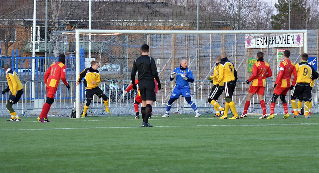 2012_0225_22.JPG - Farligt läge för Syrianska efter en hörna men bollen går utanför