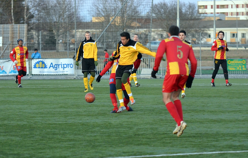 2012_0225_23.JPG - Ali Jafri i närkamp på mittplan