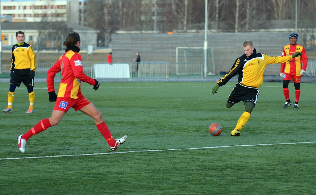 2012_0225_24.JPG - Filip Stjernfeldt måttar in för en lång boll mot forwards