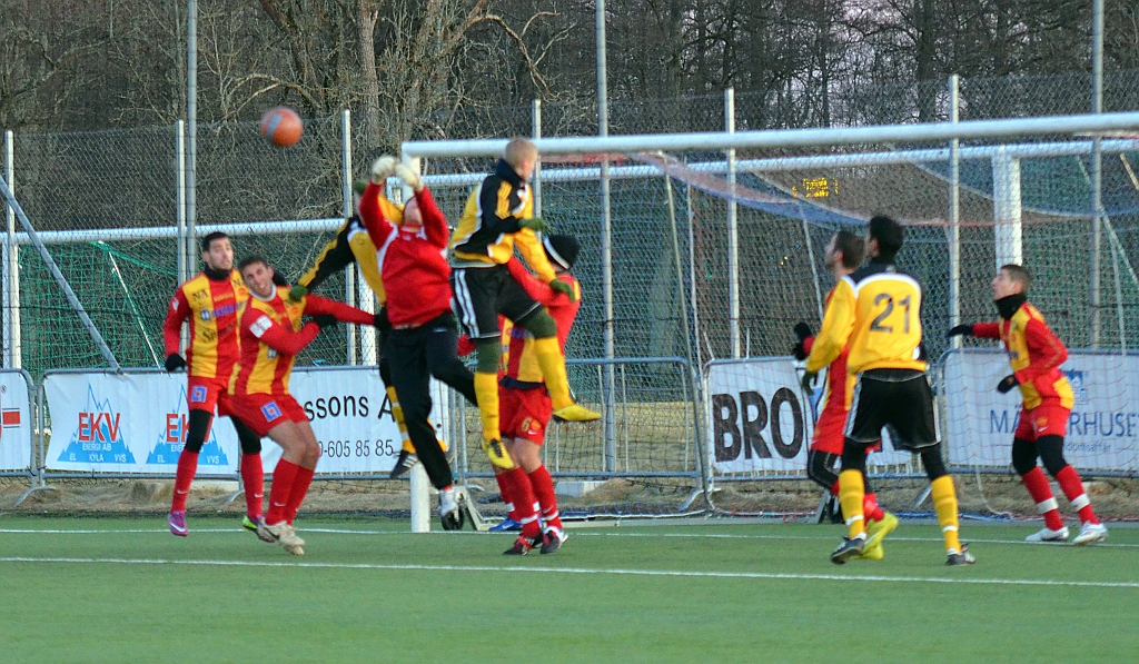 2012_0225_25.JPG - Syrianskas målvakt boxar undan bollen efter en hörna
