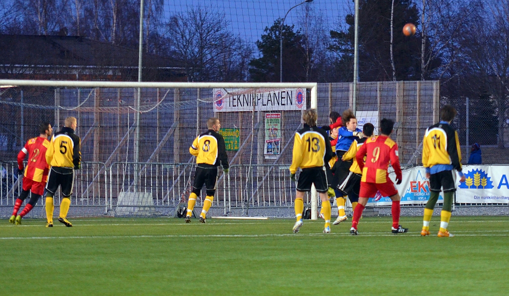 2012_0225_26.JPG - Södras målvakt Haris Borovac boxar undan bollen efter en hörna