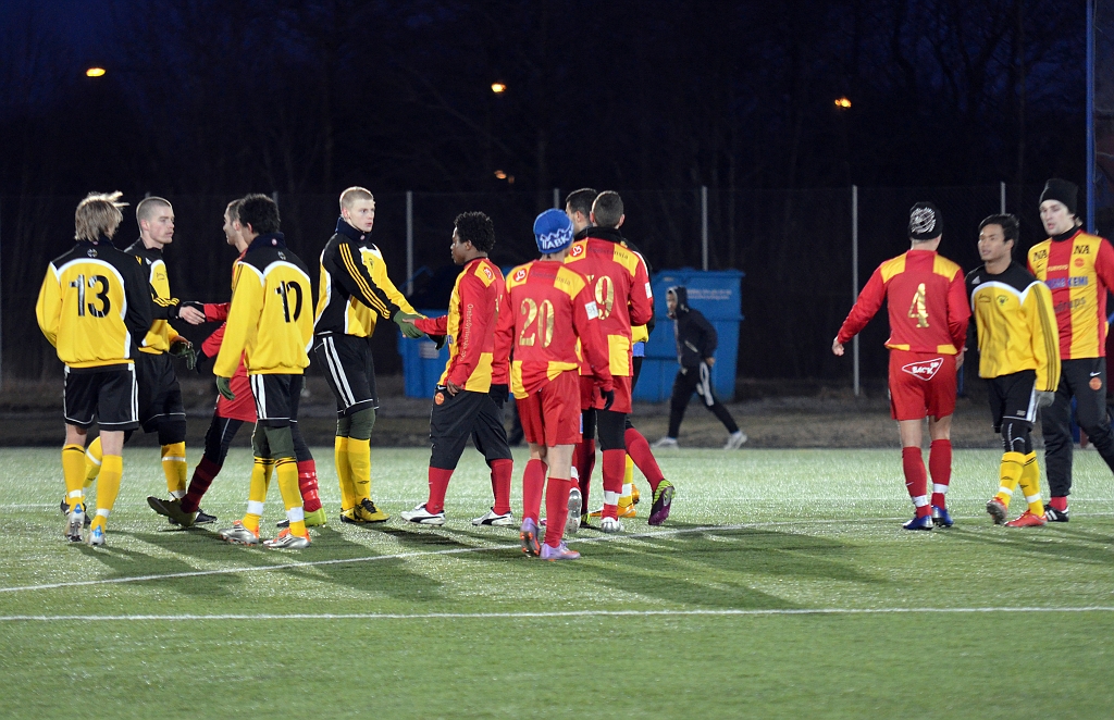 2012_0225_27.JPG - Spelarna tackar varandra efter matchen