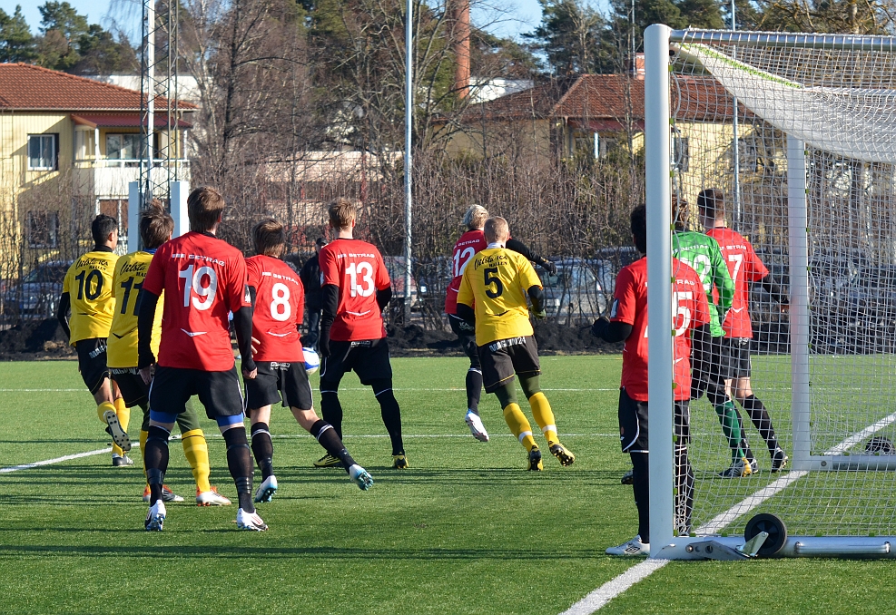 2012_0310_02.JPG - Kungsörs försvar slår undan bollen efter en hörna