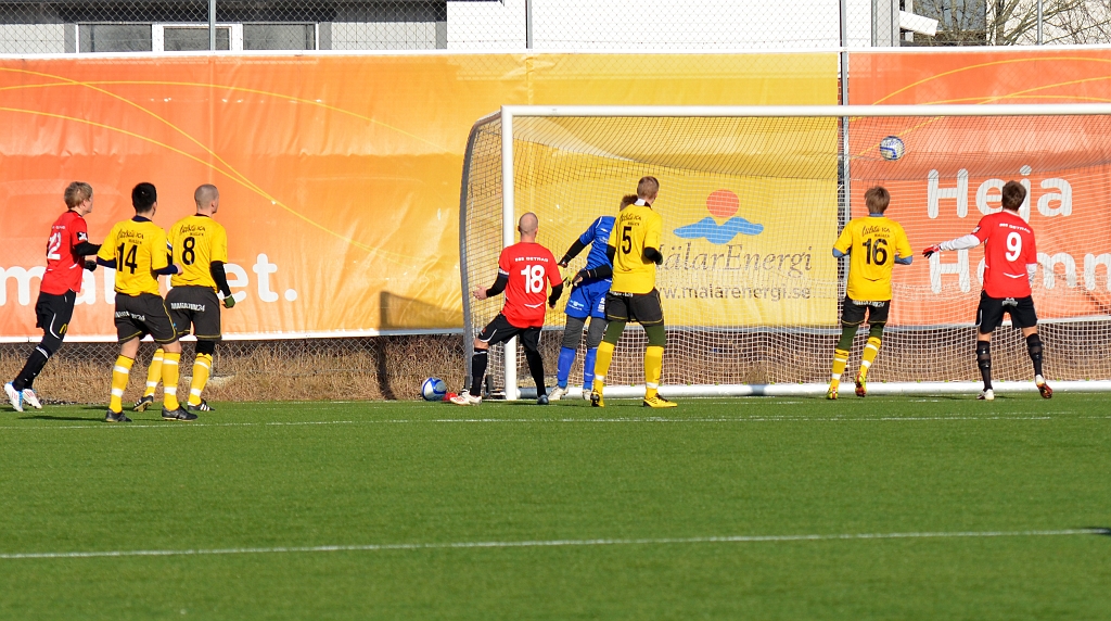 2012_0310_03.JPG - En farlighet för Kungsör men bollen går över målet