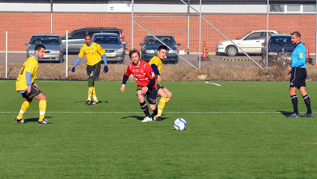 2012_0310_04.JPG - Mergim Bekaj ligger tajt på kungsörsspelaren