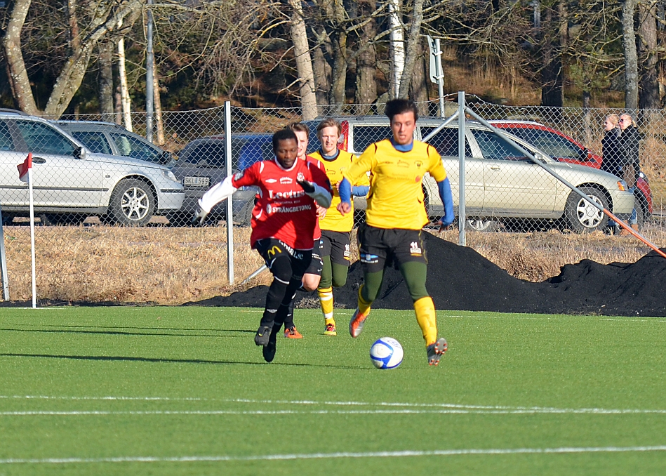 2012_0310_05.JPG - Rio Babovic driver upp bollen över mittplan