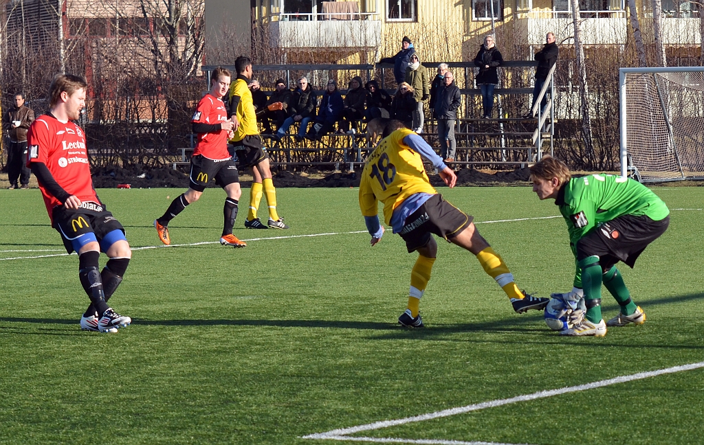 2012_0310_06.JPG - Hazhar Qorbani är framme och oroar kungsörs målvakt