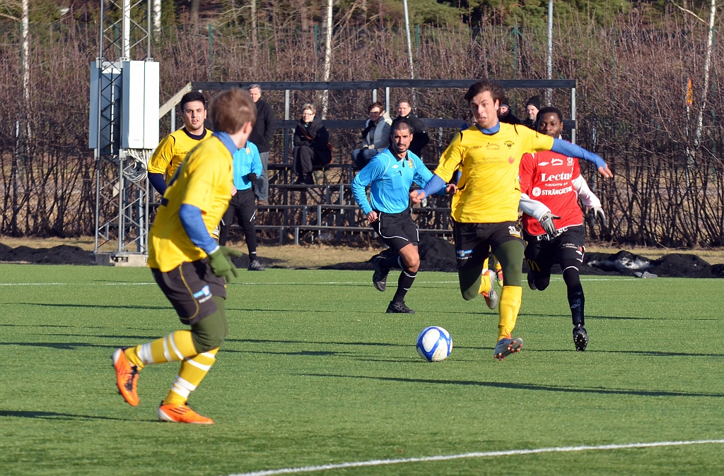 2012_0310_07.JPG - Rio Babovic söker Brandon Wade för en passning