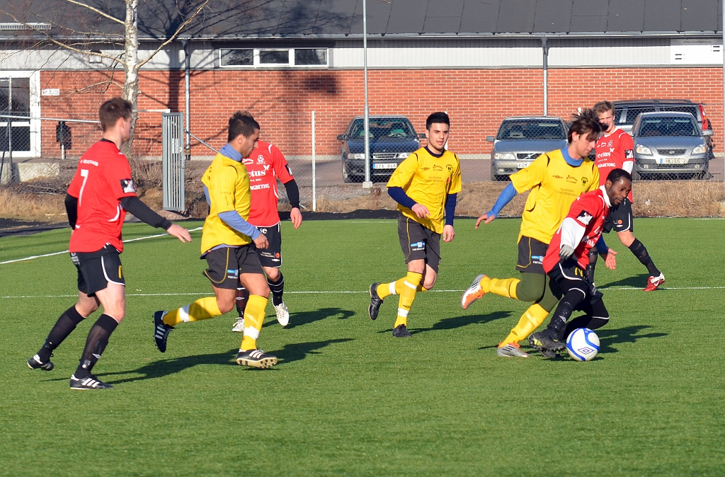 2012_0310_08.JPG - Rio Babovic pressar kungsörs mittfältare