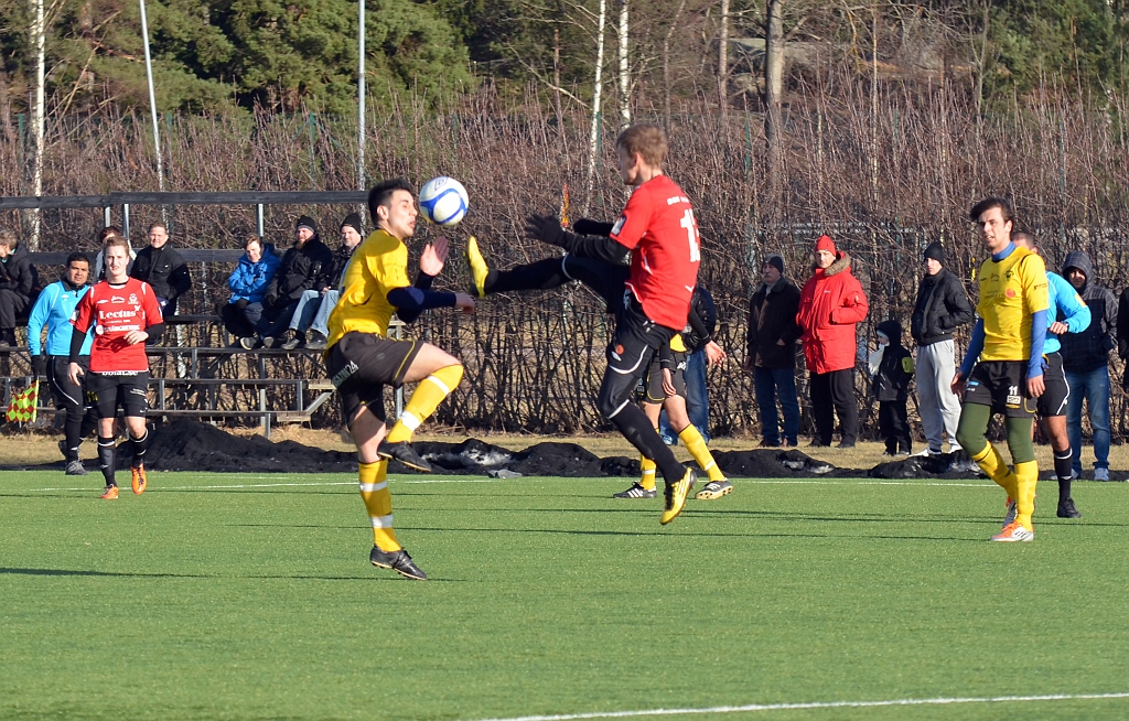 2012_0310_09.JPG - Mergim Bekaj i kamp om bollen