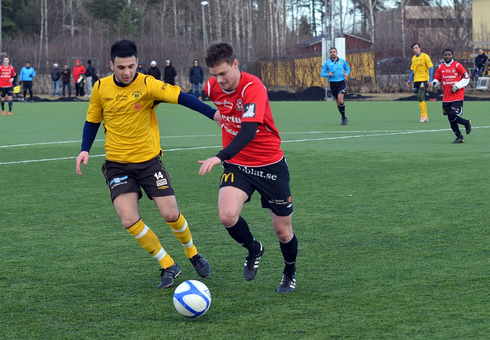 2012_0310_11.JPG - Mergim Bekaj pressar mot kungsörsspelaren