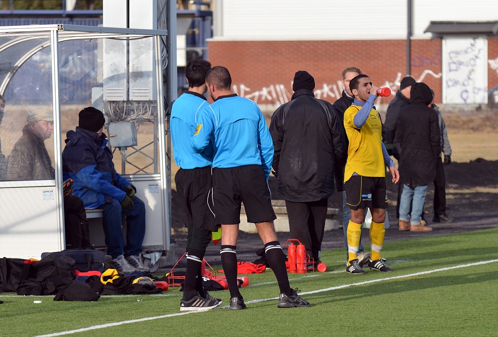 2012_0310_12.JPG - Domarna konfererar lite efter att kungsörsbänken protesterat lite för mycket