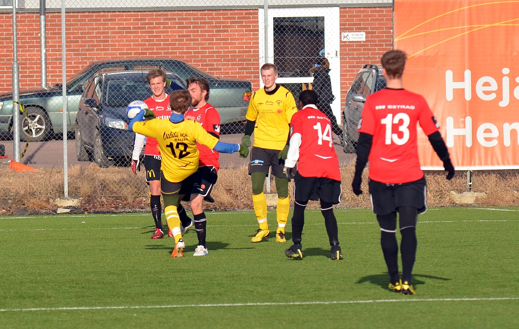 2012_0310_13.JPG - Brandon Wade försöker att slå undan bollen