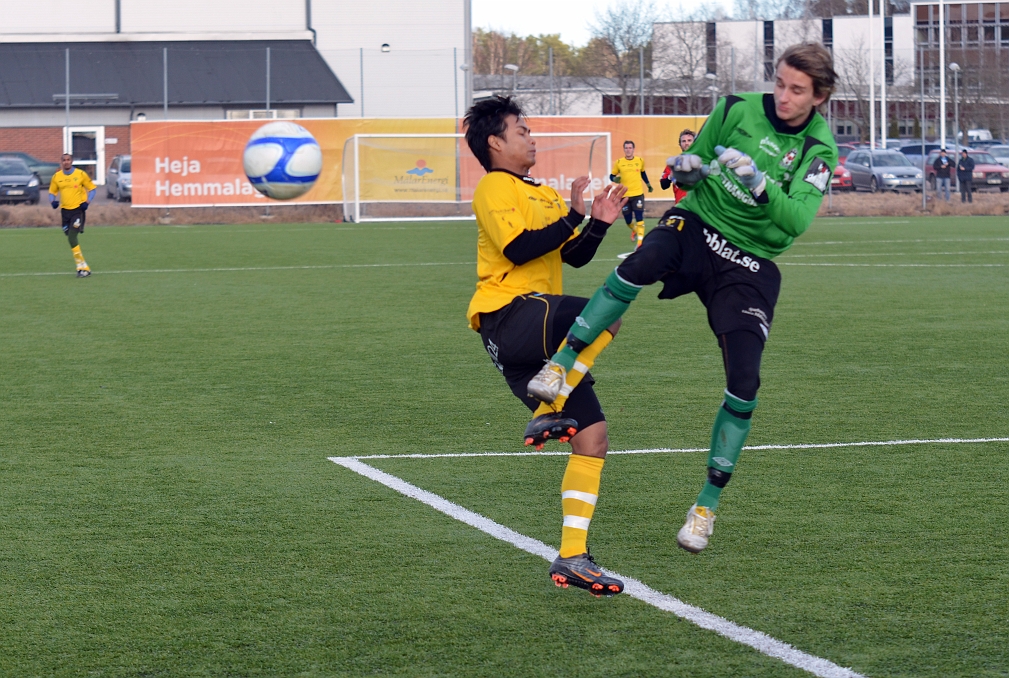 2012_0310_14.JPG - Kungsörs målvakt långt ut och rensar undan bollen framför Mack