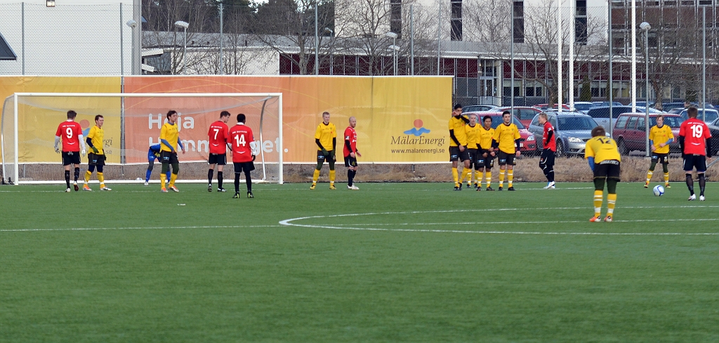 2012_0310_15.JPG - Kungsör får ett bra frisparksläge