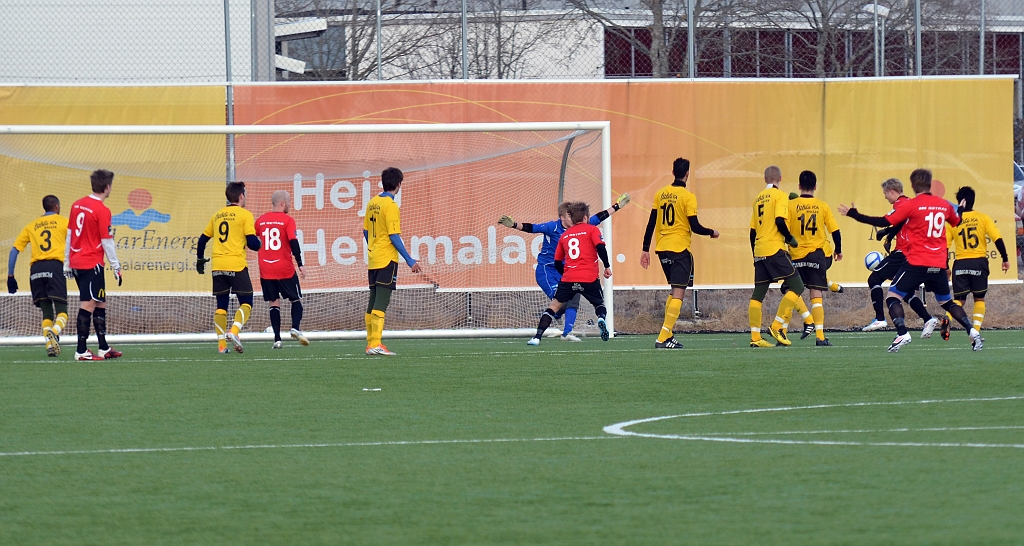 2012_0310_16.JPG - En farlig målchans för kungsör, men bollen hamnar utanför målet