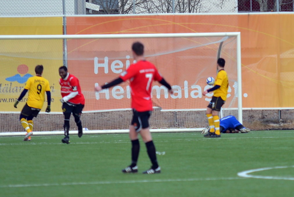 2012_0310_18.JPG - . . . . och bollen letar sig in i bortre hörnet, 1-0 till kungsör