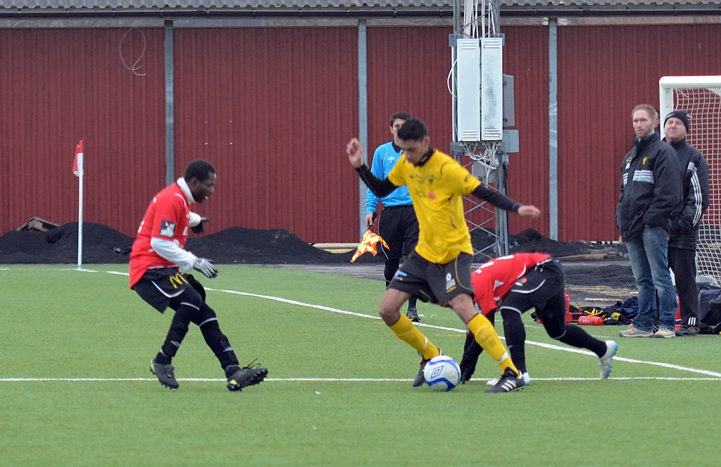 2012_0310_19.JPG - Jaser Al-Mosawy dribblar sig loss från sin uppvaktning