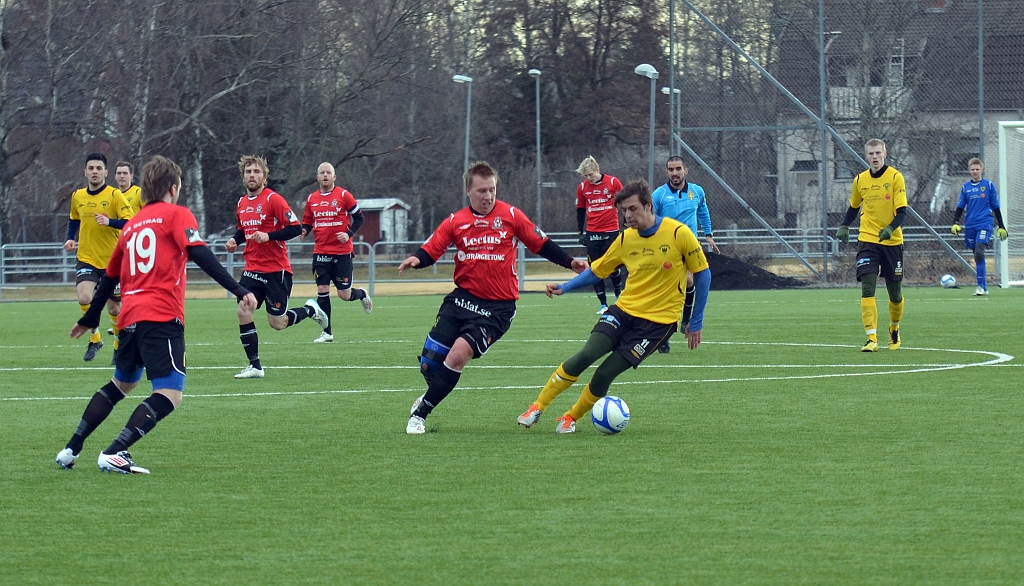 2012_0310_20.JPG - Rio Babovic försöker att dribbla sig fri från uppvaktning
