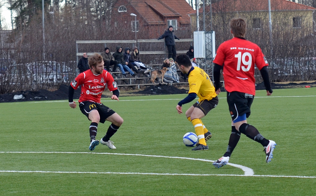 2012_0310_21.JPG - Mergim Bekaj söker läge för ett avslut