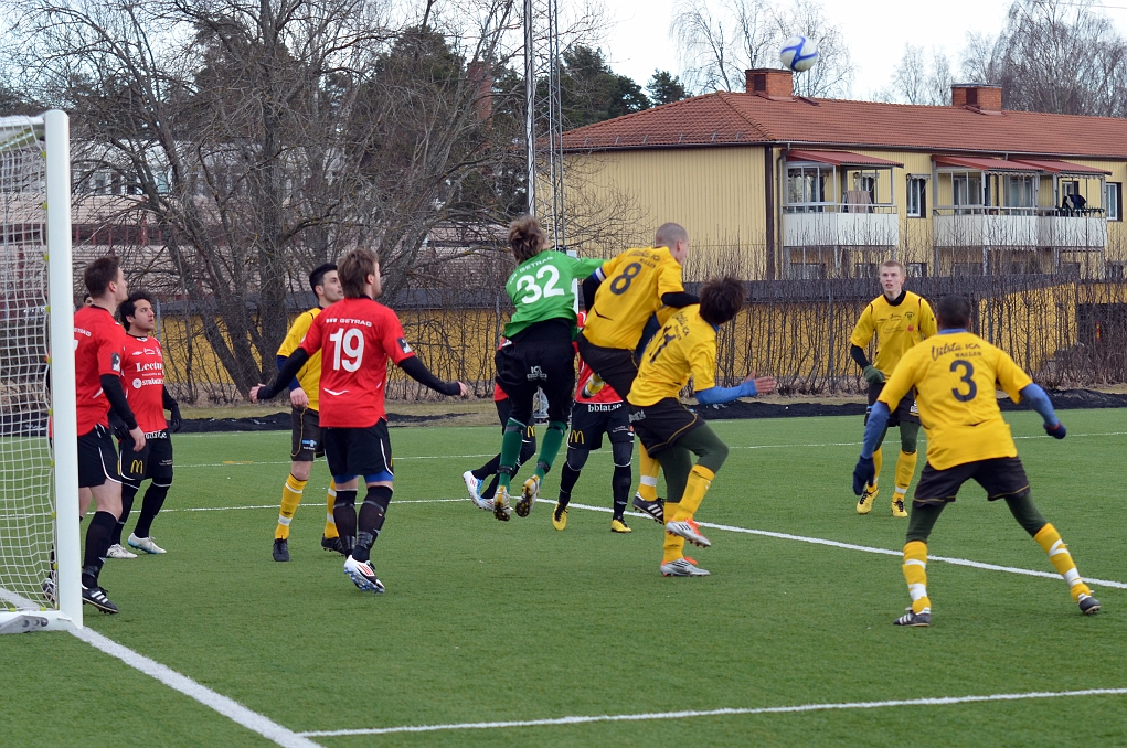 2012_0310_22.JPG - Gustav Gustavsson uppe i höjdduell med målvakten efter en Södrahörna