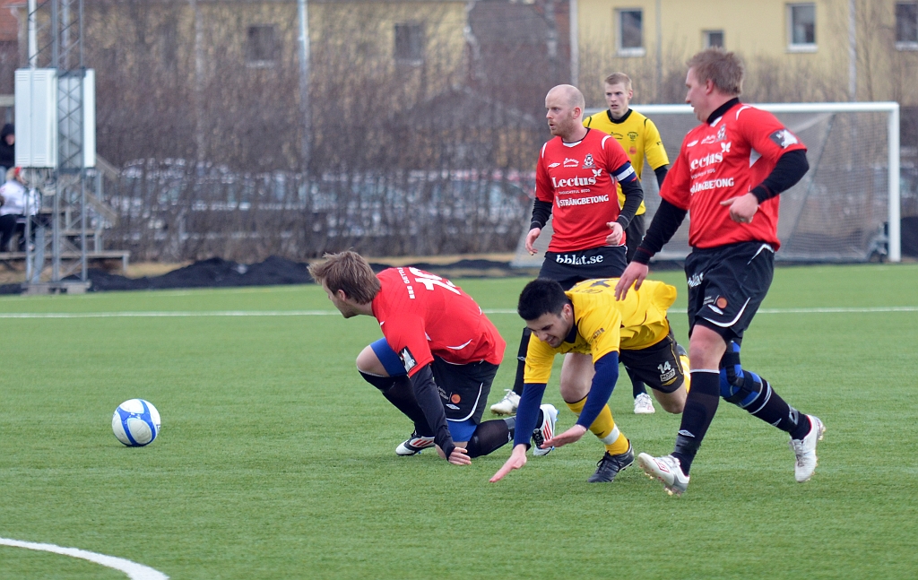 2012_0310_23.JPG - Mergim Bekaj fälls av kungsörsförsvaret