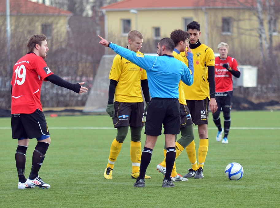 2012_0310_24.JPG - Södra fick frispark men kungsörsspelaren är inte riktigt nöjd med domslutet