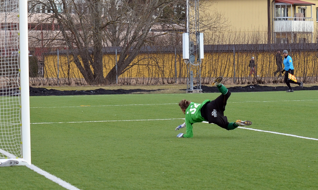 2012_0310_26.JPG - . . . . kungsörs målvakt sträcker ut, men bollen går utanför målet