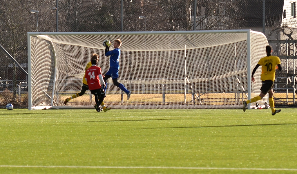 2012_0310_27.JPG - Emil Gillberg plockar in bollen efter ett inlägg