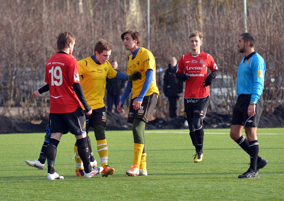 2012_0310_30.JPG - Brandon Wade håller isär Rio Babovic och kungsörsspelaren efter lite gruff spelarna emellan