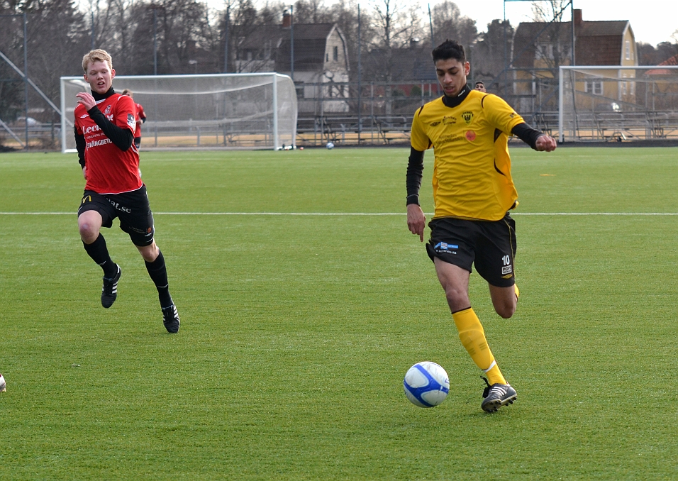 2012_0310_32.JPG - Jaser Al-Mosawy driver fram bollen mot straffområdet