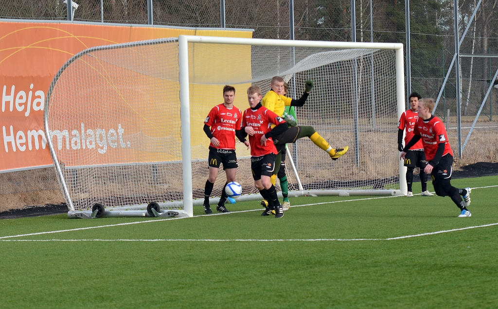 2012_0310_33.JPG - Kungsörs försvar får undan bollen efter en Södrahörna