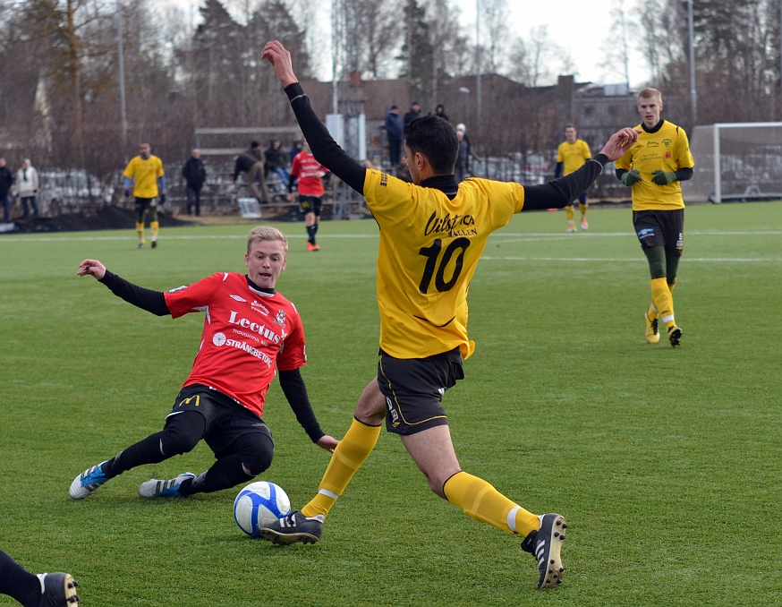 2012_0310_34.JPG - Jaser Al-Mosawy sträcker ut och når bollen för kungsörsspelaren