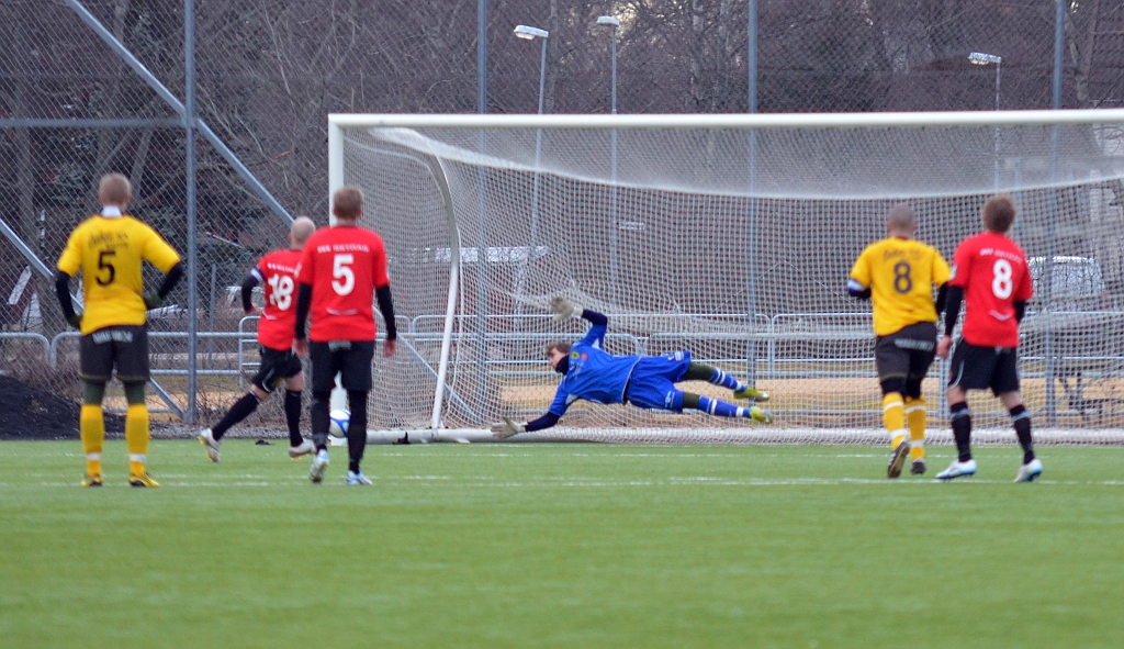 2012_0310_35.JPG - Kungsör gör 5-0 på straff