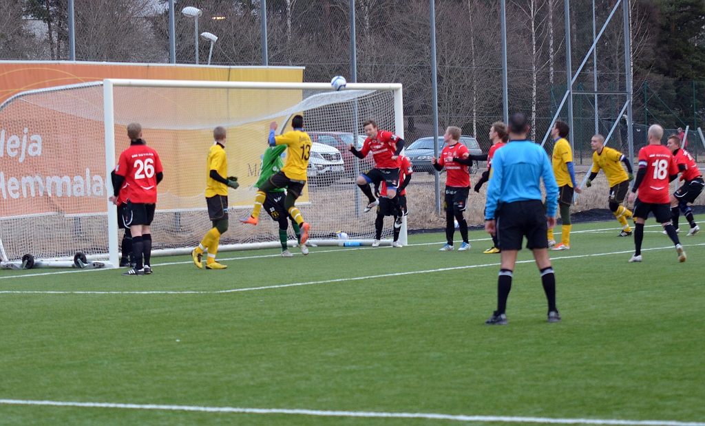 2012_0310_36.JPG - En sista målchans för Södra men bollen nickas undan av kungsörsspelaren