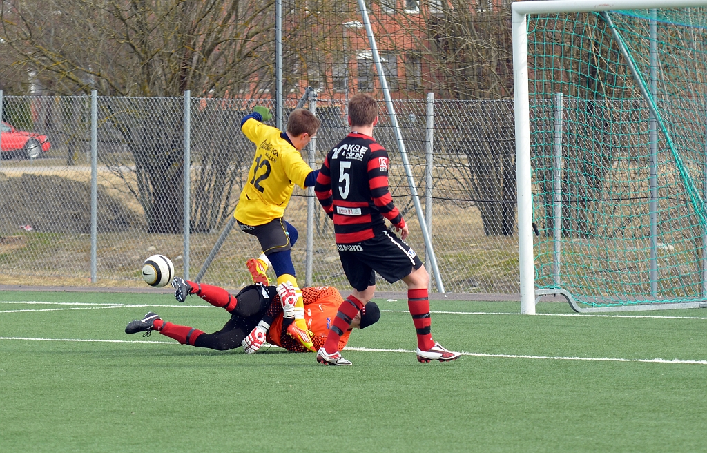 2012_0409_05.JPG - Brandon Wade är åter framme och så när att göra mål, köpings målvakt gör ännu en bra räddning