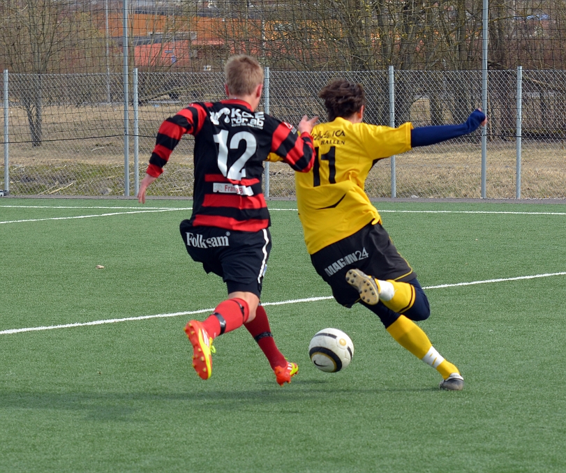 2012_0409_07.JPG - Rio Babovic rycker sig förbi på utsidan av köpingsbacken 