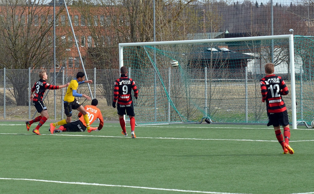 2012_0409_10.JPG - 1-0 till Södra genom Jaser Al-Mosawy på ett inlägg från Brandon Wade