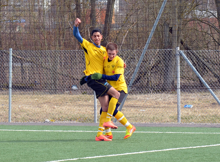2012_0409_11.JPG - Glada södraspelare efter ledningsmålet