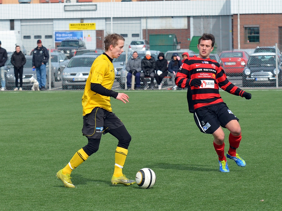 2012_0409_14.JPG - Linus Vennberg driver upp bollen långt in på köpings planhalva