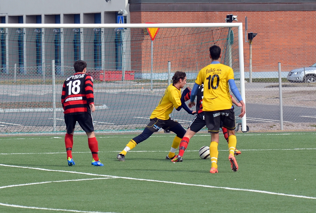 2012_0409_19.JPG - Rio Babovic försöker att ta sig förbi köpingsbacken