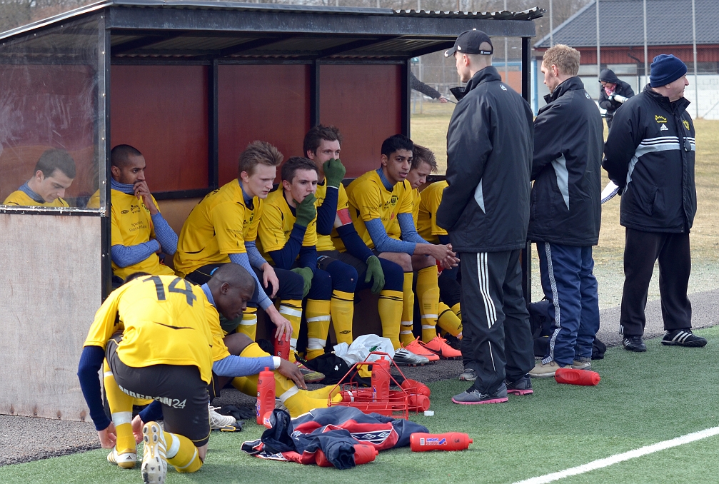 2012_0409_21.JPG - Pausvila, Köping leder med 2-1 och Södratränarna pratar lite taktik med spelarna