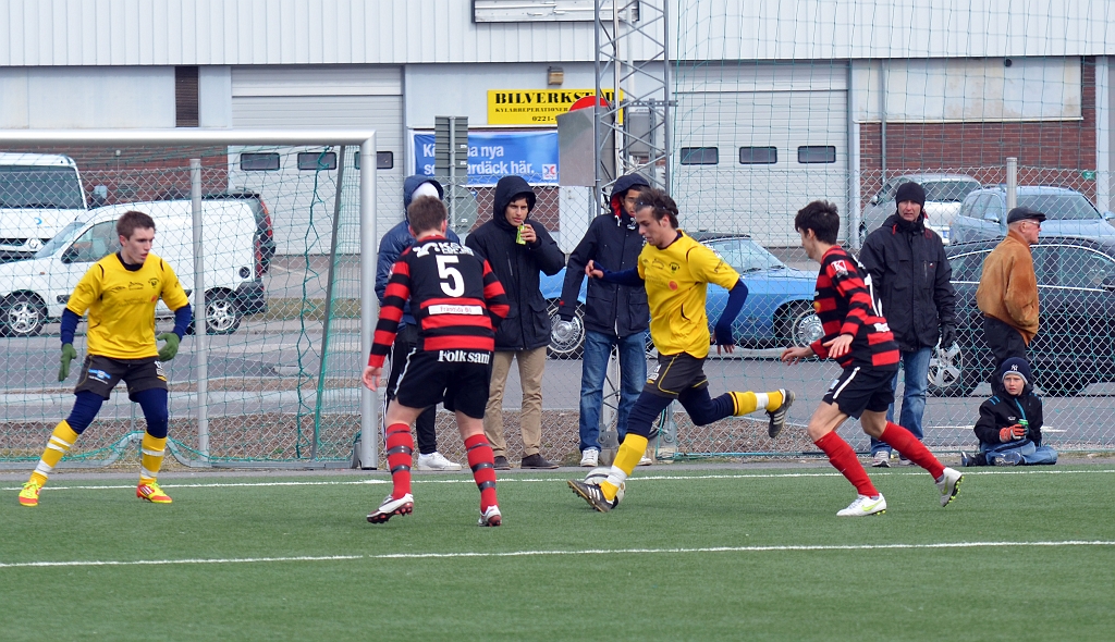 2012_0409_22.JPG - Rio Babovic försöker att komma fram på kanten