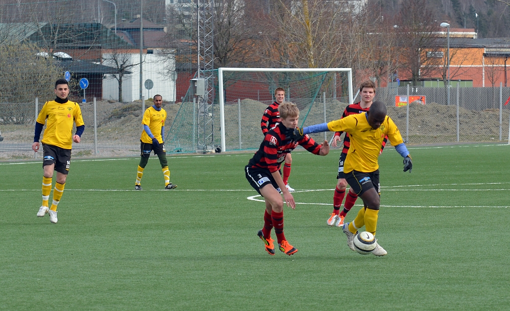 2012_0409_24.JPG - Tonton Tambwe försöker att komma igenom