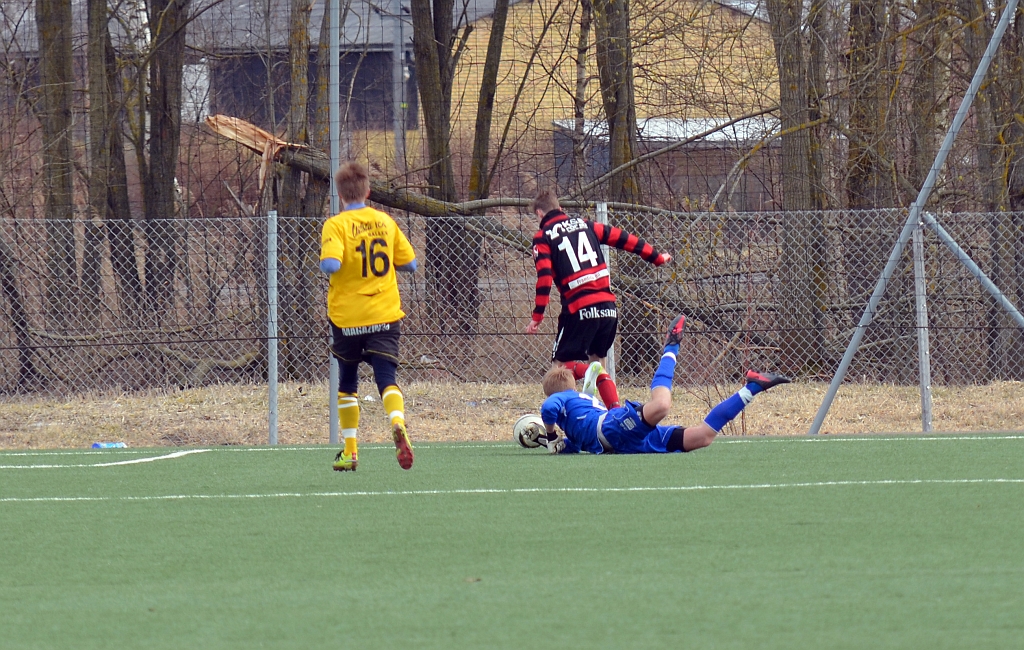 2012_0409_25.JPG - Emil Gillberg långt ute från målet, men bollen går ut över kortlinjen