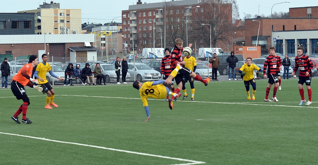 2012_0409_27.JPG - Hazhar Qorbani försöker med en konstspark