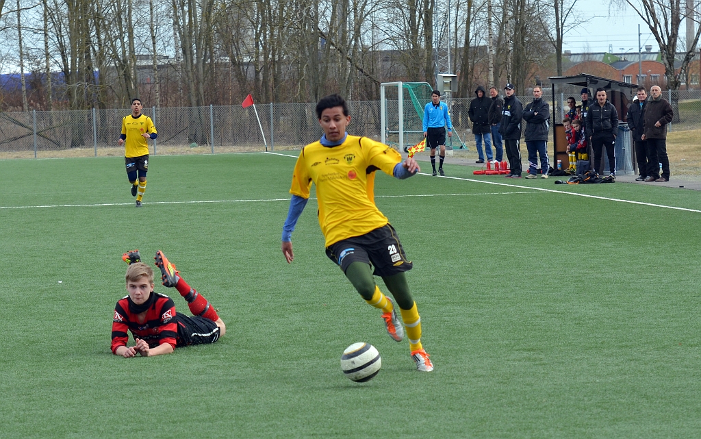 2012_0409_32.JPG - Ali Fafri rycker förbi köpingsbacken som faller