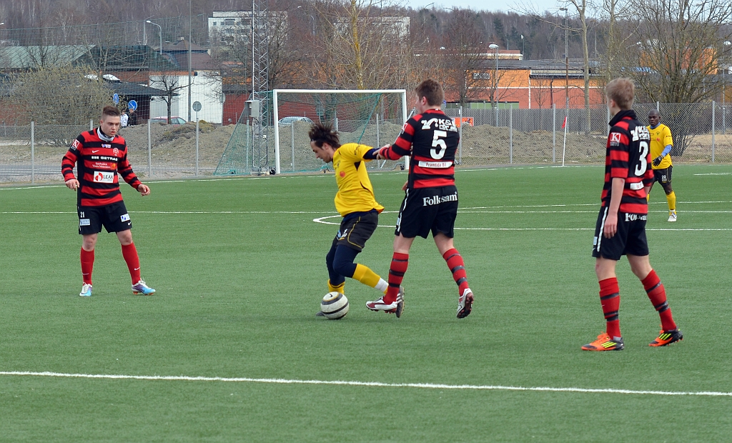 2012_0409_34.JPG - Fasthållning på Rio Babovic som får frispark